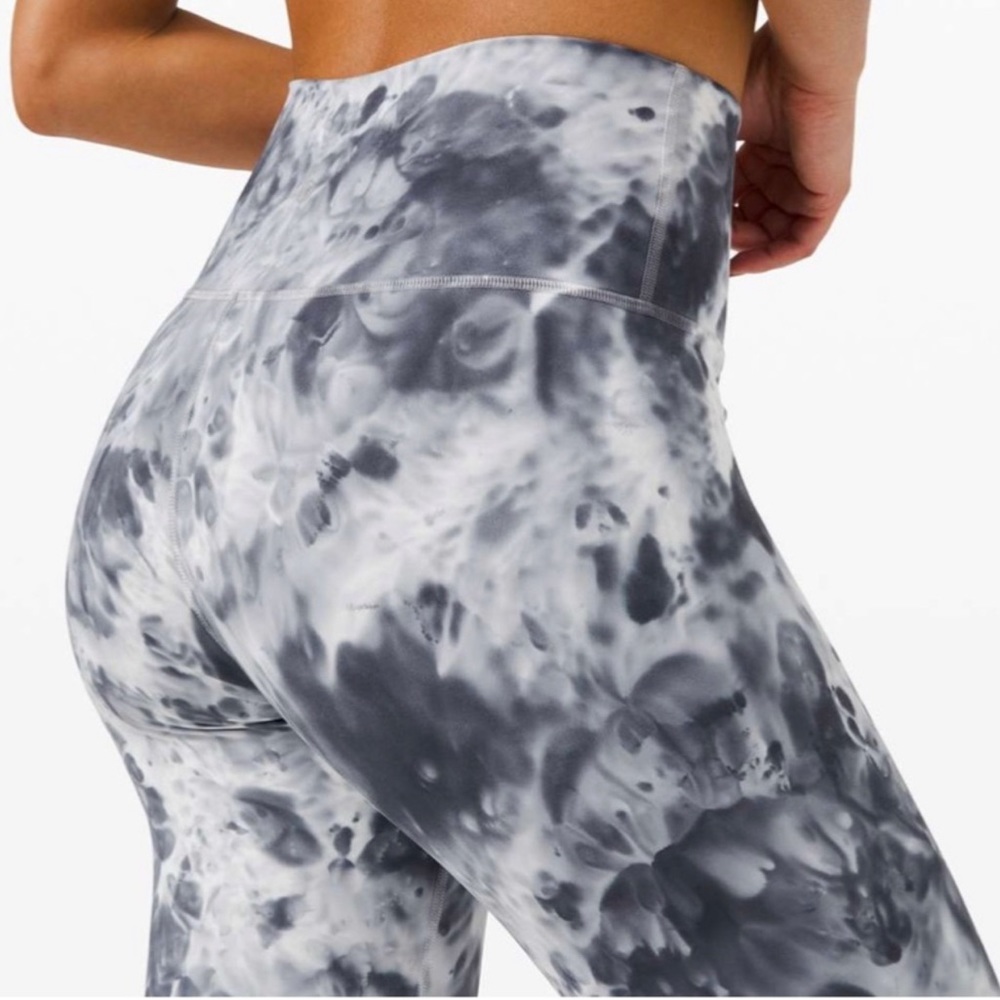 WUNDER UNDER HIGH-RISE TIGHT 25" *LUXTREME
Marble Dye Classic Navy
Size: 4
